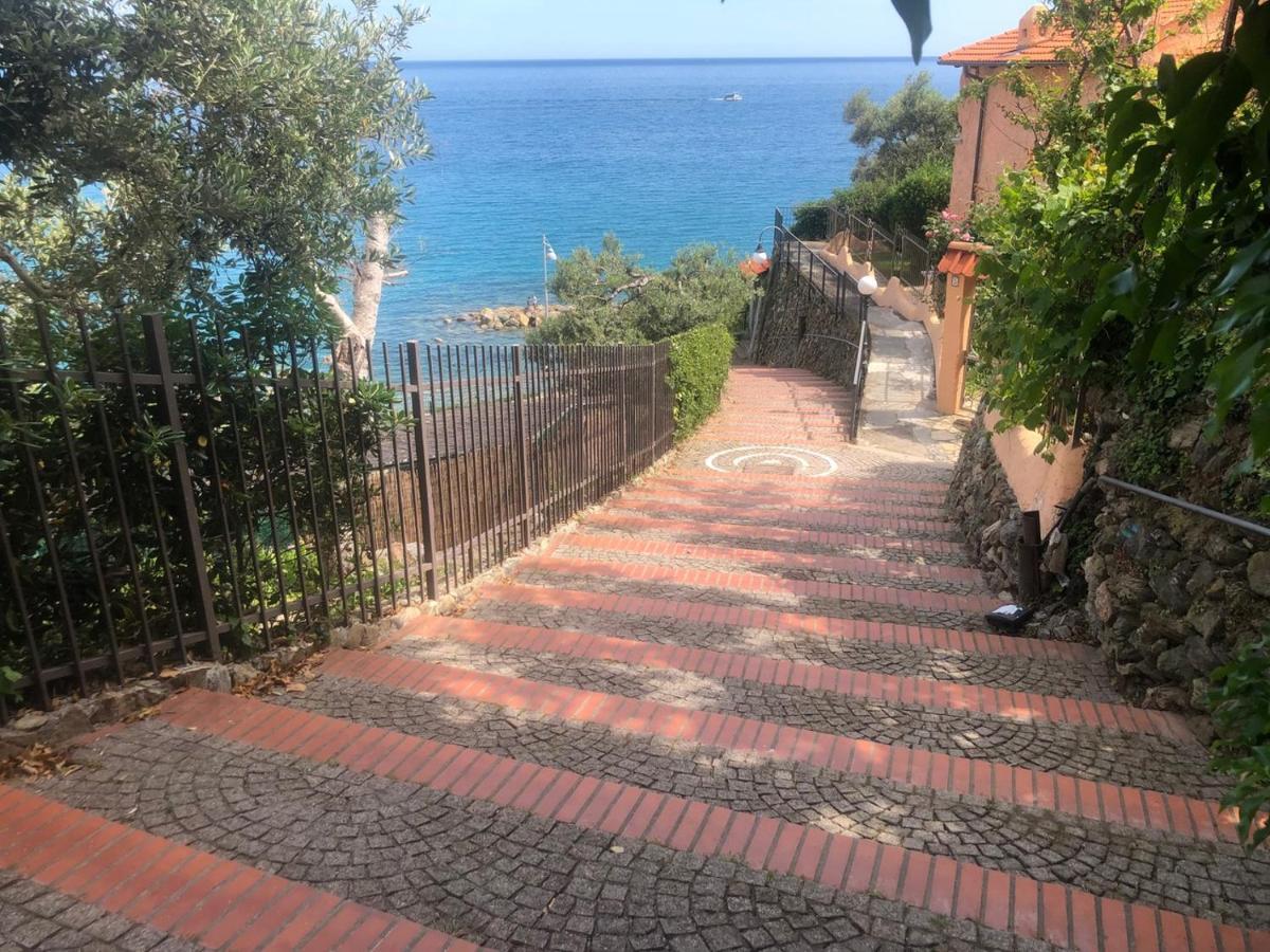 Casa Serge Vista Mare Con Ampio Terrazzo Privato Bergeggi Exterior foto