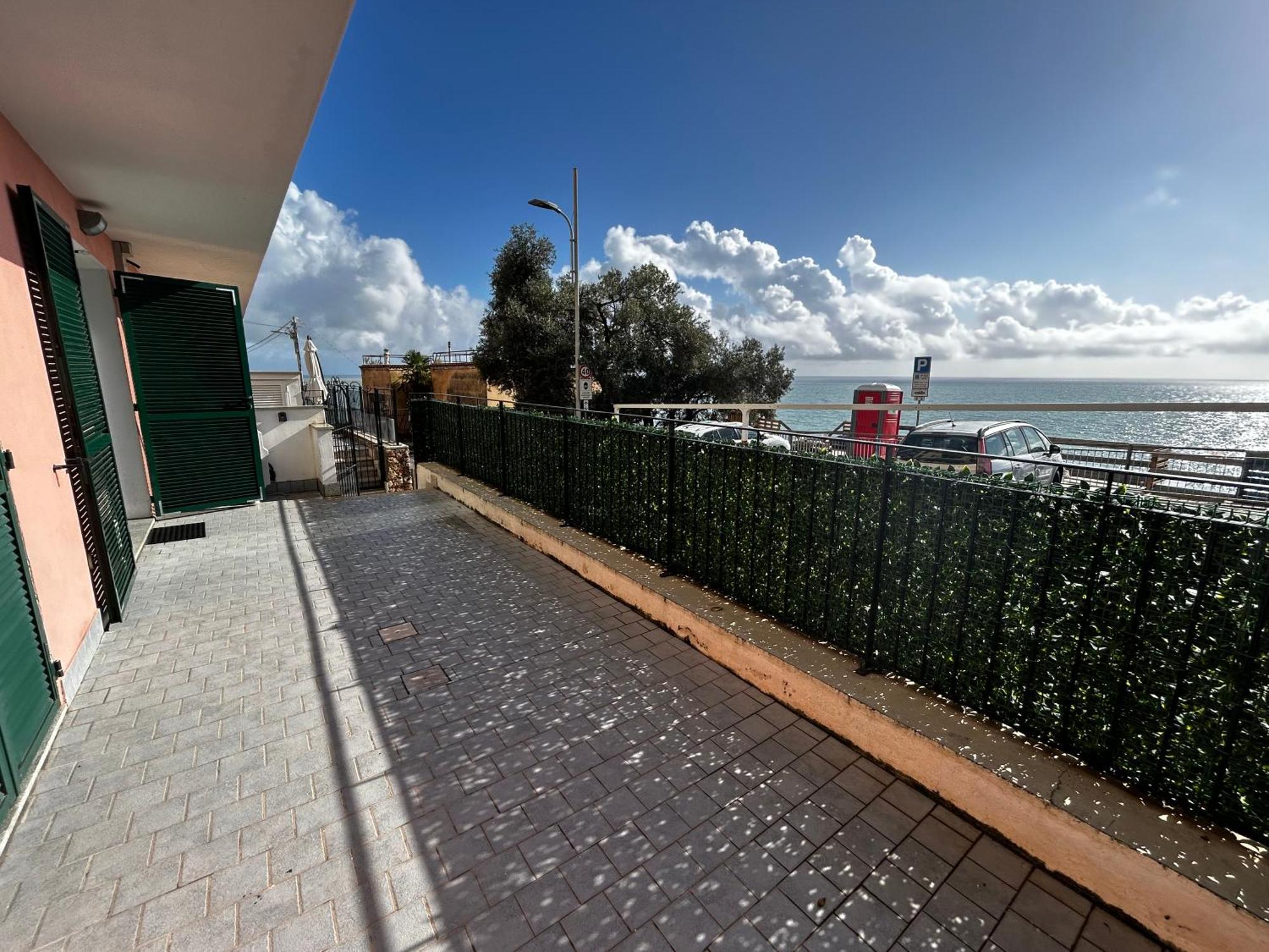 Casa Serge Vista Mare Con Ampio Terrazzo Privato Bergeggi Exterior foto