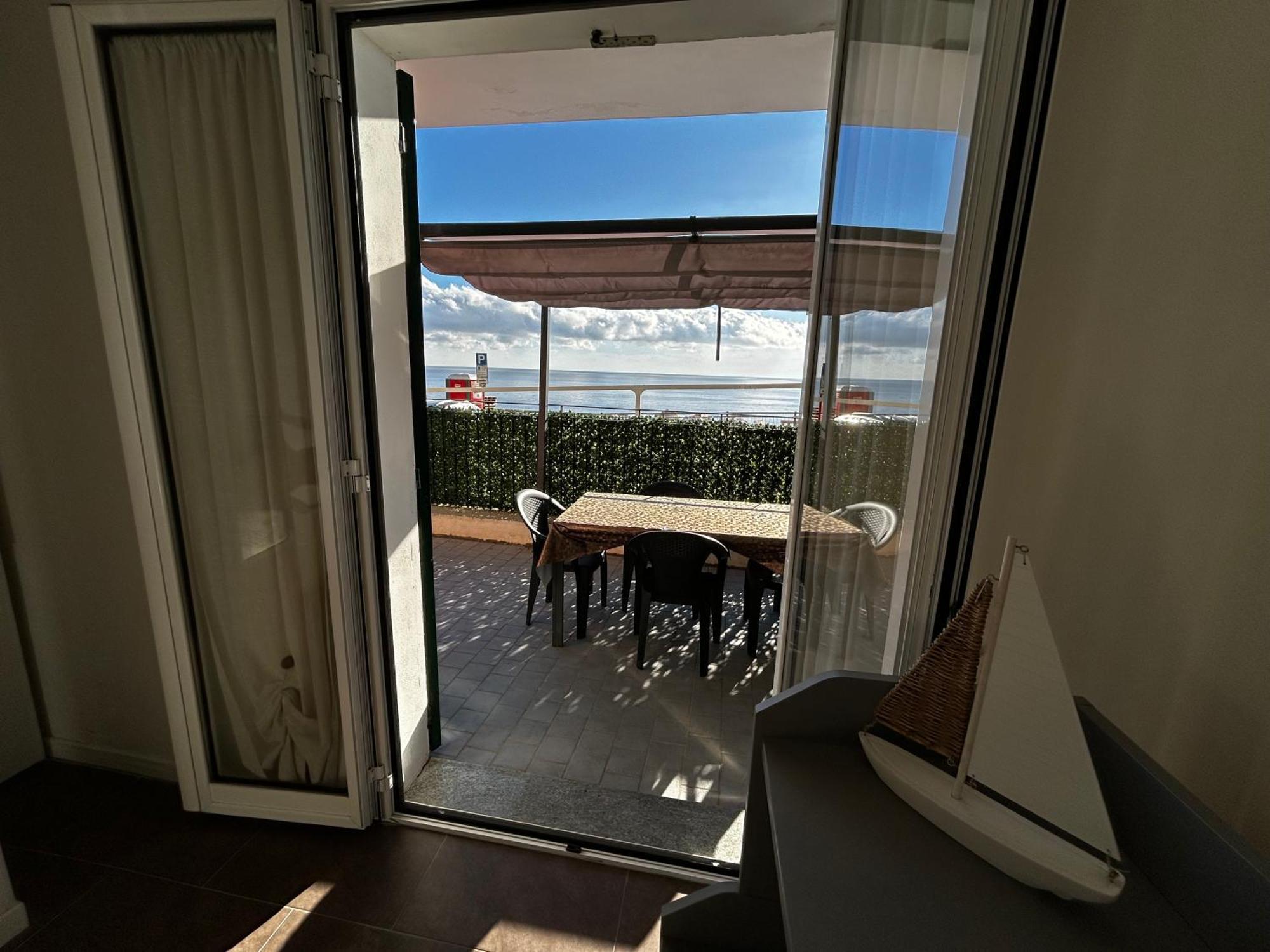 Casa Serge Vista Mare Con Ampio Terrazzo Privato Bergeggi Exterior foto
