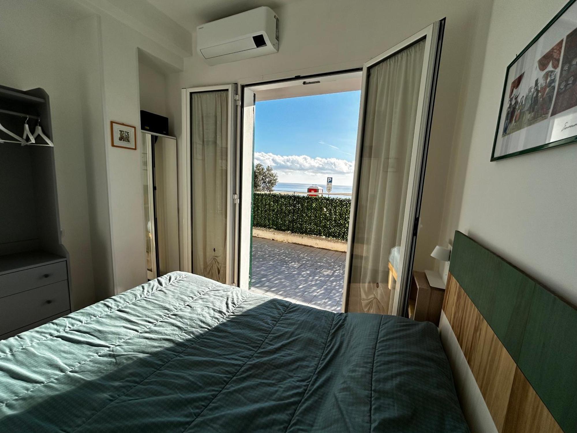 Casa Serge Vista Mare Con Ampio Terrazzo Privato Bergeggi Exterior foto